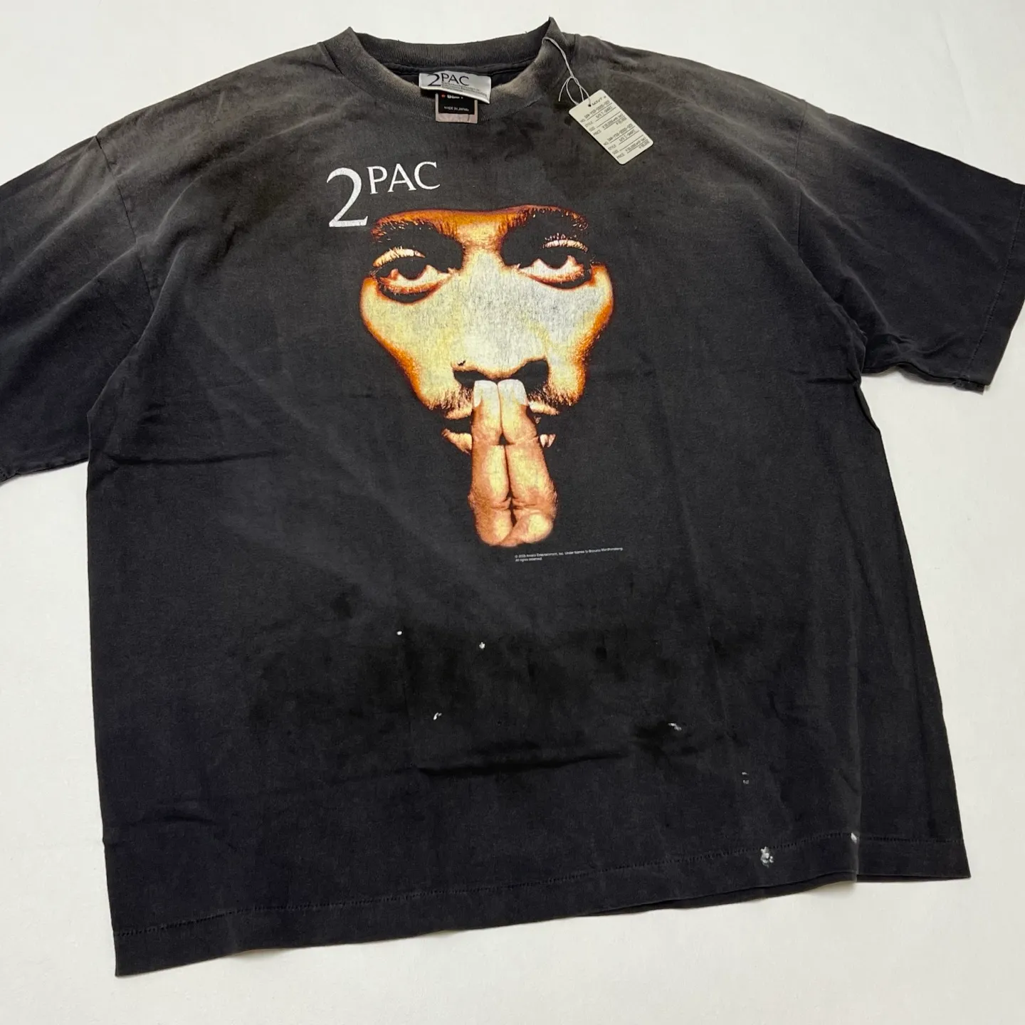 SAINT Mxxxxxx × 2PAC 2PC_SS TEE/2PAC/BLK 2PAC co-branded model 2PAC character TEE washed black S-XL A blockbuster co-branded project by the legendary hip-hop artist 2PAC The printing part refers to the iconic graphics on the cover of 2PAC's albums "R U Still Down" and "Shakur" The entire garment is rewashed and distressed/holes processed Printing cracked effect The ceiling of New Vintage 2PAC powder is a must-have